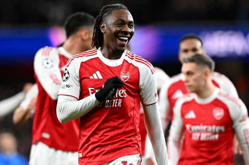 eberechi-eze-chan-thuong-dai-han-arsenal-doi-mat-ap-luc-luc-luong